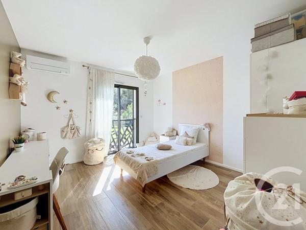 Maison à vendre  6 pièces - 134 m 2   HYERES  - 83