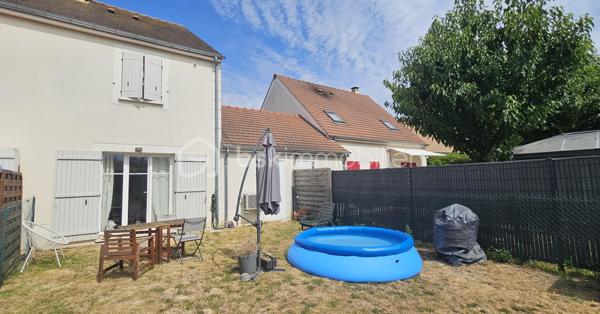 Sur la commune de Mennecy, venez découvrir cette charmante maison construite en 2012, offrant 64 m² habitables sur un terrain de 143 m². Fonctionnelle, lumineuse et parfaitement entretenue, elle constitue une opportunité idéale pour un premier achat.

Au rez-de-chaussée, vous serez séduits par une entrée avec placard, un WC indépendant avec accès buanderie, une cuisine séparée, aménagée et équipée, ainsi qu'un agréable séjour baigné de lumière grâce à son exposition plein sud, avec un accès direct au jardin.

À l'étage, l'espace nuit comprend deux chambres confortables et une salle de bains.

Côté confort, la maison bénéficie d'un chauffage électrique, complété par une climatisation réversible, assurant un bien-être optimal en toute saison.

Un garage avec un espace de stockage au grenier vient compléter les prestations de ce bien.

Les + de la maison :

- Construction de 2012
- Exposition plein sud
- Deux chambres
- Cuisine séparée, aménagée et équipée
- Climatisation réversible
- Garage
- Jardin de 143 m²
- DPE : C – GES : A
- Maison bien entretenue, sans gros travaux à prévoir

Une maison agréable à vivre, alliant confort, luminosité et fonctionnalité, à découvrir sans tarder.

Prix de vente : 235 000 €

Contactez moi dès aujourd'hui pour organiser une visite !