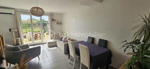 Sur la commune de Mennecy, venez découvrir cette charmante maison construite en 2012, offrant 64 m² habitables sur un terrain de 143 m². Fonctionnelle, lumineuse et parfaitement entretenue, elle constitue une opportunité idéale pour un premier achat.

Au rez-de-chaussée, vous serez séduits par une entrée avec placard, un WC indépendant avec accès buanderie, une cuisine séparée, aménagée et équipée, ainsi qu'un agréable séjour baigné de lumière grâce à son exposition plein sud, avec un accès direct au jardin.

À l'étage, l'espace nuit comprend deux chambres confortables et une salle de bains.

Côté confort, la maison bénéficie d'un chauffage électrique, complété par une climatisation réversible, assurant un bien-être optimal en toute saison.

Un garage avec un espace de stockage au grenier vient compléter les prestations de ce bien.

Les + de la maison :

- Construction de 2012
- Exposition plein sud
- Deux chambres
- Cuisine séparée, aménagée et équipée
- Climatisation réversible
- Garage
- Jardin de 143 m²
- DPE : C – GES : A
- Maison bien entretenue, sans gros travaux à prévoir

Une maison agréable à vivre, alliant confort, luminosité et fonctionnalité, à découvrir sans tarder.

Prix de vente : 235 000 €

Contactez moi dès aujourd'hui pour organiser une visite !