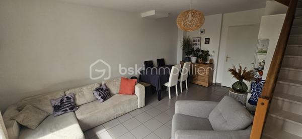 Sur la commune de Mennecy, venez découvrir cette charmante maison construite en 2012, offrant 64 m² habitables sur un terrain de 143 m². Fonctionnelle, lumineuse et parfaitement entretenue, elle constitue une opportunité idéale pour un premier achat.

Au rez-de-chaussée, vous serez séduits par une entrée avec placard, un WC indépendant avec accès buanderie, une cuisine séparée, aménagée et équipée, ainsi qu'un agréable séjour baigné de lumière grâce à son exposition plein sud, avec un accès direct au jardin.

À l'étage, l'espace nuit comprend deux chambres confortables et une salle de bains.

Côté confort, la maison bénéficie d'un chauffage électrique, complété par une climatisation réversible, assurant un bien-être optimal en toute saison.

Un garage avec un espace de stockage au grenier vient compléter les prestations de ce bien.

Les + de la maison :

- Construction de 2012
- Exposition plein sud
- Deux chambres
- Cuisine séparée, aménagée et équipée
- Climatisation réversible
- Garage
- Jardin de 143 m²
- DPE : C – GES : A
- Maison bien entretenue, sans gros travaux à prévoir

Une maison agréable à vivre, alliant confort, luminosité et fonctionnalité, à découvrir sans tarder.

Prix de vente : 235 000 €

Contactez moi dès aujourd'hui pour organiser une visite !