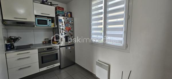 Sur la commune de Mennecy, venez découvrir cette charmante maison construite en 2012, offrant 64 m² habitables sur un terrain de 143 m². Fonctionnelle, lumineuse et parfaitement entretenue, elle constitue une opportunité idéale pour un premier achat.

Au rez-de-chaussée, vous serez séduits par une entrée avec placard, un WC indépendant avec accès buanderie, une cuisine séparée, aménagée et équipée, ainsi qu'un agréable séjour baigné de lumière grâce à son exposition plein sud, avec un accès direct au jardin.

À l'étage, l'espace nuit comprend deux chambres confortables et une salle de bains.

Côté confort, la maison bénéficie d'un chauffage électrique, complété par une climatisation réversible, assurant un bien-être optimal en toute saison.

Un garage avec un espace de stockage au grenier vient compléter les prestations de ce bien.

Les + de la maison :

- Construction de 2012
- Exposition plein sud
- Deux chambres
- Cuisine séparée, aménagée et équipée
- Climatisation réversible
- Garage
- Jardin de 143 m²
- DPE : C – GES : A
- Maison bien entretenue, sans gros travaux à prévoir

Une maison agréable à vivre, alliant confort, luminosité et fonctionnalité, à découvrir sans tarder.

Prix de vente : 235 000 €

Contactez moi dès aujourd'hui pour organiser une visite !