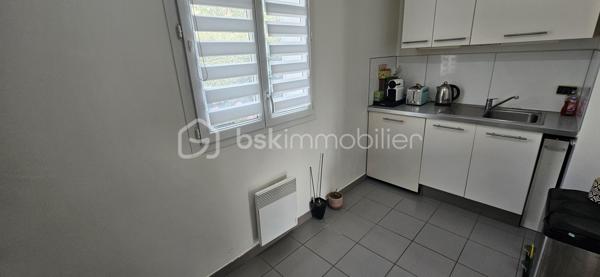 Sur la commune de Mennecy, venez découvrir cette charmante maison construite en 2012, offrant 64 m² habitables sur un terrain de 143 m². Fonctionnelle, lumineuse et parfaitement entretenue, elle constitue une opportunité idéale pour un premier achat.

Au rez-de-chaussée, vous serez séduits par une entrée avec placard, un WC indépendant avec accès buanderie, une cuisine séparée, aménagée et équipée, ainsi qu'un agréable séjour baigné de lumière grâce à son exposition plein sud, avec un accès direct au jardin.

À l'étage, l'espace nuit comprend deux chambres confortables et une salle de bains.

Côté confort, la maison bénéficie d'un chauffage électrique, complété par une climatisation réversible, assurant un bien-être optimal en toute saison.

Un garage avec un espace de stockage au grenier vient compléter les prestations de ce bien.

Les + de la maison :

- Construction de 2012
- Exposition plein sud
- Deux chambres
- Cuisine séparée, aménagée et équipée
- Climatisation réversible
- Garage
- Jardin de 143 m²
- DPE : C – GES : A
- Maison bien entretenue, sans gros travaux à prévoir

Une maison agréable à vivre, alliant confort, luminosité et fonctionnalité, à découvrir sans tarder.

Prix de vente : 235 000 €

Contactez moi dès aujourd'hui pour organiser une visite !