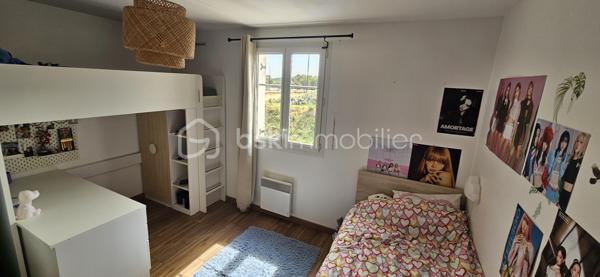 Sur la commune de Mennecy, venez découvrir cette charmante maison construite en 2012, offrant 64 m² habitables sur un terrain de 143 m². Fonctionnelle, lumineuse et parfaitement entretenue, elle constitue une opportunité idéale pour un premier achat.

Au rez-de-chaussée, vous serez séduits par une entrée avec placard, un WC indépendant avec accès buanderie, une cuisine séparée, aménagée et équipée, ainsi qu'un agréable séjour baigné de lumière grâce à son exposition plein sud, avec un accès direct au jardin.

À l'étage, l'espace nuit comprend deux chambres confortables et une salle de bains.

Côté confort, la maison bénéficie d'un chauffage électrique, complété par une climatisation réversible, assurant un bien-être optimal en toute saison.

Un garage avec un espace de stockage au grenier vient compléter les prestations de ce bien.

Les + de la maison :

- Construction de 2012
- Exposition plein sud
- Deux chambres
- Cuisine séparée, aménagée et équipée
- Climatisation réversible
- Garage
- Jardin de 143 m²
- DPE : C – GES : A
- Maison bien entretenue, sans gros travaux à prévoir

Une maison agréable à vivre, alliant confort, luminosité et fonctionnalité, à découvrir sans tarder.

Prix de vente : 235 000 €

Contactez moi dès aujourd'hui pour organiser une visite !