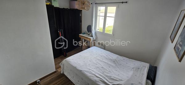 Sur la commune de Mennecy, venez découvrir cette charmante maison construite en 2012, offrant 64 m² habitables sur un terrain de 143 m². Fonctionnelle, lumineuse et parfaitement entretenue, elle constitue une opportunité idéale pour un premier achat.

Au rez-de-chaussée, vous serez séduits par une entrée avec placard, un WC indépendant avec accès buanderie, une cuisine séparée, aménagée et équipée, ainsi qu'un agréable séjour baigné de lumière grâce à son exposition plein sud, avec un accès direct au jardin.

À l'étage, l'espace nuit comprend deux chambres confortables et une salle de bains.

Côté confort, la maison bénéficie d'un chauffage électrique, complété par une climatisation réversible, assurant un bien-être optimal en toute saison.

Un garage avec un espace de stockage au grenier vient compléter les prestations de ce bien.

Les + de la maison :

- Construction de 2012
- Exposition plein sud
- Deux chambres
- Cuisine séparée, aménagée et équipée
- Climatisation réversible
- Garage
- Jardin de 143 m²
- DPE : C – GES : A
- Maison bien entretenue, sans gros travaux à prévoir

Une maison agréable à vivre, alliant confort, luminosité et fonctionnalité, à découvrir sans tarder.

Prix de vente : 235 000 €

Contactez moi dès aujourd'hui pour organiser une visite !