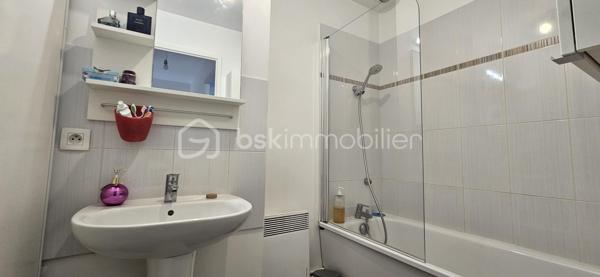 Sur la commune de Mennecy, venez découvrir cette charmante maison construite en 2012, offrant 64 m² habitables sur un terrain de 143 m². Fonctionnelle, lumineuse et parfaitement entretenue, elle constitue une opportunité idéale pour un premier achat.

Au rez-de-chaussée, vous serez séduits par une entrée avec placard, un WC indépendant avec accès buanderie, une cuisine séparée, aménagée et équipée, ainsi qu'un agréable séjour baigné de lumière grâce à son exposition plein sud, avec un accès direct au jardin.

À l'étage, l'espace nuit comprend deux chambres confortables et une salle de bains.

Côté confort, la maison bénéficie d'un chauffage électrique, complété par une climatisation réversible, assurant un bien-être optimal en toute saison.

Un garage avec un espace de stockage au grenier vient compléter les prestations de ce bien.

Les + de la maison :

- Construction de 2012
- Exposition plein sud
- Deux chambres
- Cuisine séparée, aménagée et équipée
- Climatisation réversible
- Garage
- Jardin de 143 m²
- DPE : C – GES : A
- Maison bien entretenue, sans gros travaux à prévoir

Une maison agréable à vivre, alliant confort, luminosité et fonctionnalité, à découvrir sans tarder.

Prix de vente : 235 000 €

Contactez moi dès aujourd'hui pour organiser une visite !