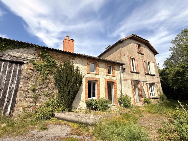 Propriété de village avec 3,4 hectares, grange et piscine