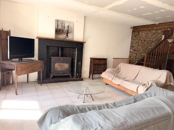 Propriété de village avec 3,4 hectares, grange et piscine