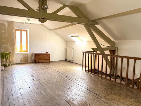 Propriété de village avec 3,4 hectares, grange et piscine