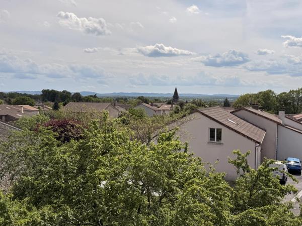 Propriété de village avec 3,4 hectares, grange et piscine