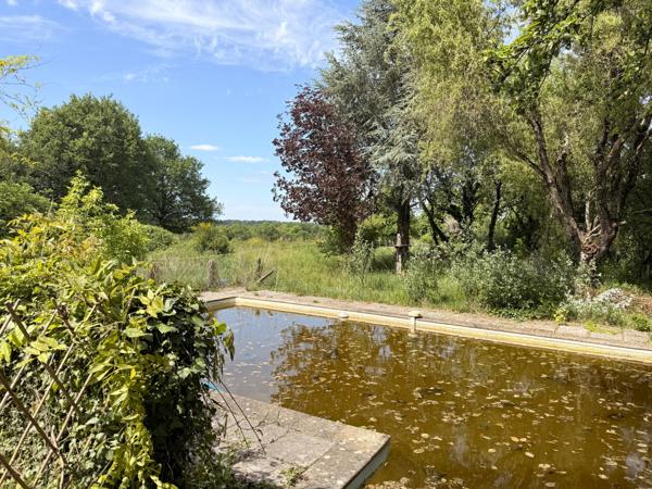 Propriété de village avec 3,4 hectares, grange et piscine