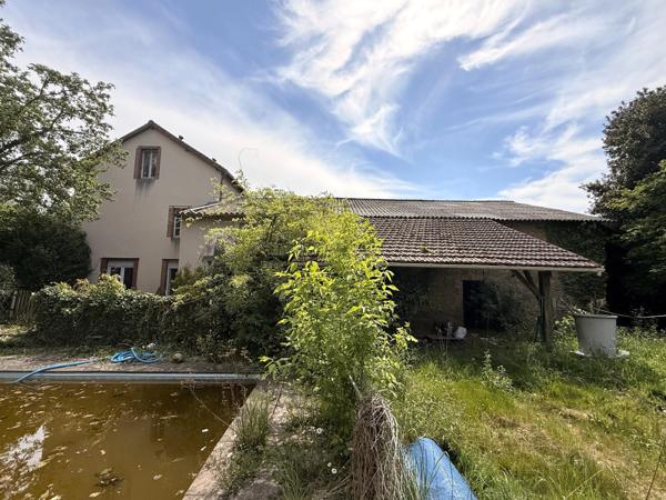 Propriété de village avec 3,4 hectares, grange et piscine
