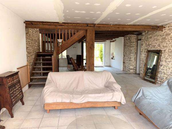 Propriété de village avec 3,4 hectares, grange et piscine