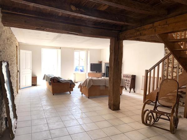 Propriété de village avec 3,4 hectares, grange et piscine
