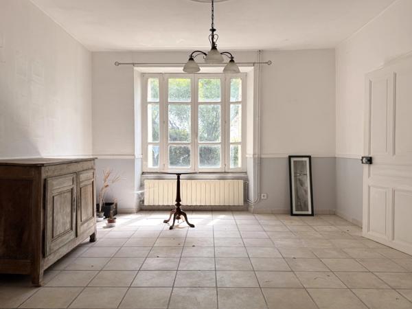 Propriété de village avec 3,4 hectares, grange et piscine