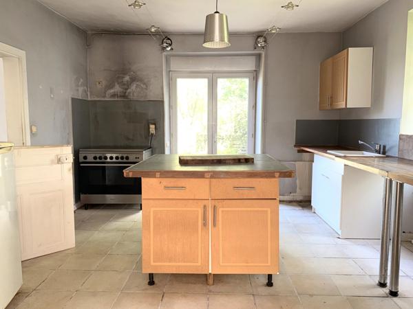 Propriété de village avec 3,4 hectares, grange et piscine