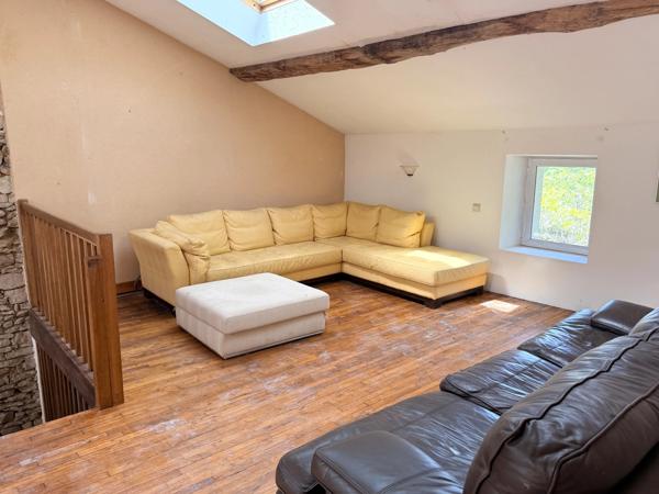 Propriété de village avec 3,4 hectares, grange et piscine