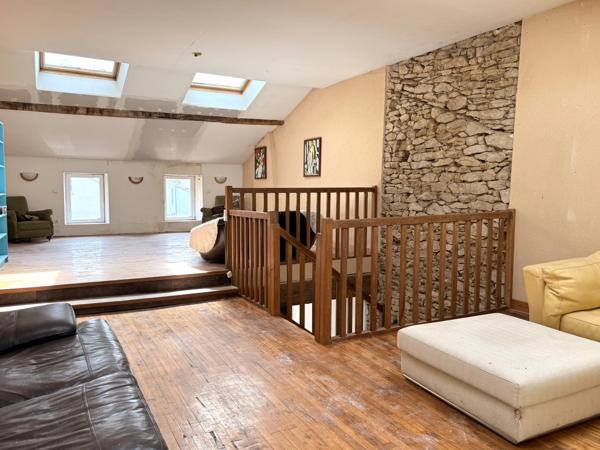 Propriété de village avec 3,4 hectares, grange et piscine