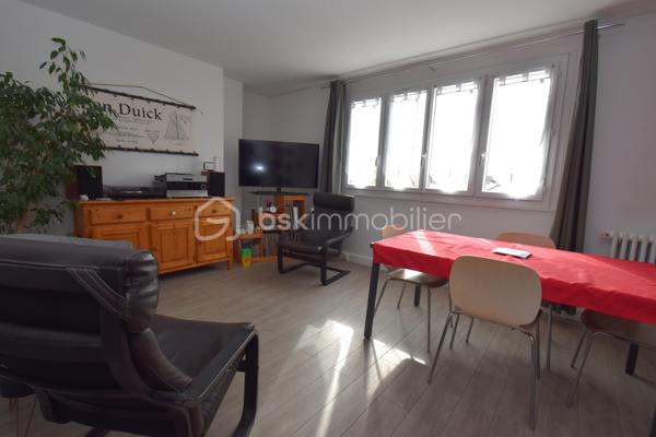 Idéalement situé dans un cadre résidentiel apprécié pour sa tranquillité et ses espaces verts, ce bel appartement de 4 pièces en parfait état saura vous séduire par son confort et la qualité de ses prestations.
Situé au 2ᵉ étage, il bénéficie d’une excellente luminosité et d’une distribution optimisée des espaces. Il se compose d’une entrée sécurisée (porte blindée avec serrure 6 points et judas électronique), d’un séjour agréable, d’une cuisine entièrement équipée avec cellier attenant, de trois chambres, d’une salle d’eau avec grande douche ainsi que d’un WC séparé.
Vous profiterez également d’un balcon bien exposé, idéal pour vos moments de détente, ainsi que d’une cave offrant un espace de stockage supplémentaire.
À proximité immédiate des commerces, des écoles et des transports, ce bien réunit tous les atouts pour une vie quotidienne pratique et agréable.
👉 Le petit plus : Un appartement sain, parfaitement entretenue, où il ne vous reste plus qu'à prendre possession des lieux et y apporter votre touche personnelle en décoration.
À visiter sans tarder !