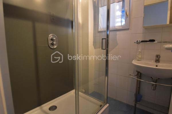 Idéalement situé dans un cadre résidentiel apprécié pour sa tranquillité et ses espaces verts, ce bel appartement de 4 pièces en parfait état saura vous séduire par son confort et la qualité de ses prestations.
Situé au 2ᵉ étage, il bénéficie d’une excellente luminosité et d’une distribution optimisée des espaces. Il se compose d’une entrée sécurisée (porte blindée avec serrure 6 points et judas électronique), d’un séjour agréable, d’une cuisine entièrement équipée avec cellier attenant, de trois chambres, d’une salle d’eau avec grande douche ainsi que d’un WC séparé.
Vous profiterez également d’un balcon bien exposé, idéal pour vos moments de détente, ainsi que d’une cave offrant un espace de stockage supplémentaire.
À proximité immédiate des commerces, des écoles et des transports, ce bien réunit tous les atouts pour une vie quotidienne pratique et agréable.
👉 Le petit plus : Un appartement sain, parfaitement entretenue, où il ne vous reste plus qu'à prendre possession des lieux et y apporter votre touche personnelle en décoration.
À visiter sans tarder !