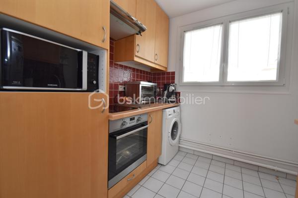 Idéalement situé dans un cadre résidentiel apprécié pour sa tranquillité et ses espaces verts, ce bel appartement de 4 pièces en parfait état saura vous séduire par son confort et la qualité de ses prestations.
Situé au 2ᵉ étage, il bénéficie d’une excellente luminosité et d’une distribution optimisée des espaces. Il se compose d’une entrée sécurisée (porte blindée avec serrure 6 points et judas électronique), d’un séjour agréable, d’une cuisine entièrement équipée avec cellier attenant, de trois chambres, d’une salle d’eau avec grande douche ainsi que d’un WC séparé.
Vous profiterez également d’un balcon bien exposé, idéal pour vos moments de détente, ainsi que d’une cave offrant un espace de stockage supplémentaire.
À proximité immédiate des commerces, des écoles et des transports, ce bien réunit tous les atouts pour une vie quotidienne pratique et agréable.
👉 Le petit plus : Un appartement sain, parfaitement entretenue, où il ne vous reste plus qu'à prendre possession des lieux et y apporter votre touche personnelle en décoration.
À visiter sans tarder !