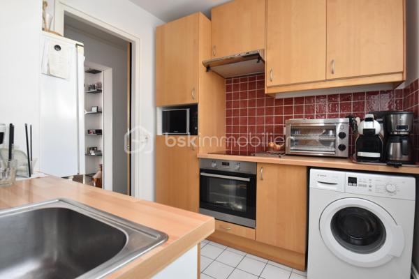 Idéalement situé dans un cadre résidentiel apprécié pour sa tranquillité et ses espaces verts, ce bel appartement de 4 pièces en parfait état saura vous séduire par son confort et la qualité de ses prestations.
Situé au 2ᵉ étage, il bénéficie d’une excellente luminosité et d’une distribution optimisée des espaces. Il se compose d’une entrée sécurisée (porte blindée avec serrure 6 points et judas électronique), d’un séjour agréable, d’une cuisine entièrement équipée avec cellier attenant, de trois chambres, d’une salle d’eau avec grande douche ainsi que d’un WC séparé.
Vous profiterez également d’un balcon bien exposé, idéal pour vos moments de détente, ainsi que d’une cave offrant un espace de stockage supplémentaire.
À proximité immédiate des commerces, des écoles et des transports, ce bien réunit tous les atouts pour une vie quotidienne pratique et agréable.
👉 Le petit plus : Un appartement sain, parfaitement entretenue, où il ne vous reste plus qu'à prendre possession des lieux et y apporter votre touche personnelle en décoration.
À visiter sans tarder !