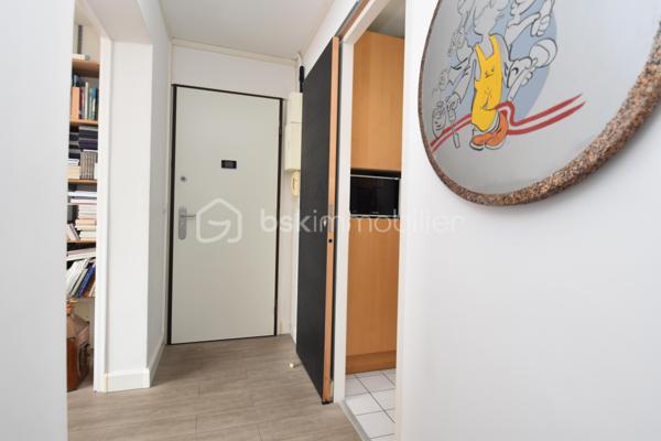 Idéalement situé dans un cadre résidentiel apprécié pour sa tranquillité et ses espaces verts, ce bel appartement de 4 pièces en parfait état saura vous séduire par son confort et la qualité de ses prestations.
Situé au 2ᵉ étage, il bénéficie d’une excellente luminosité et d’une distribution optimisée des espaces. Il se compose d’une entrée sécurisée (porte blindée avec serrure 6 points et judas électronique), d’un séjour agréable, d’une cuisine entièrement équipée avec cellier attenant, de trois chambres, d’une salle d’eau avec grande douche ainsi que d’un WC séparé.
Vous profiterez également d’un balcon bien exposé, idéal pour vos moments de détente, ainsi que d’une cave offrant un espace de stockage supplémentaire.
À proximité immédiate des commerces, des écoles et des transports, ce bien réunit tous les atouts pour une vie quotidienne pratique et agréable.
👉 Le petit plus : Un appartement sain, parfaitement entretenue, où il ne vous reste plus qu'à prendre possession des lieux et y apporter votre touche personnelle en décoration.
À visiter sans tarder !