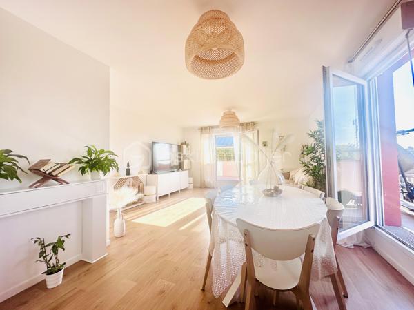 Dans une résidence calme, familiale, et sécuriser.
Venez découvrir ce joli appartement T4 69M2 au dernier étage avec ascenseur, et terrasse.
Il se compose d’une entrée avec espaces de rangement, un séjour double, une cuisine ouverte, équipée, et aménagée, deux chambres, dont une avec dressing, une salle de bain, un Wc, deux places de parking en sous-sol viennent compléter ce lot.
Les +++
- Aucun travaux à prévoir 
- Très grande Terrasse 
- Belle exposition 
- Transports en communs (Bus), commerces, écoles, et cabinets médicaux, au pied de l’immeuble.
- TOUTE La CUISINE reste équipée 
- Le DRESSING reste également