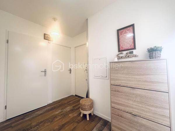 Dans une résidence calme, familiale, et sécuriser.
Venez découvrir ce joli appartement T4 69M2 au dernier étage avec ascenseur, et terrasse.
Il se compose d’une entrée avec espaces de rangement, un séjour double, une cuisine ouverte, équipée, et aménagée, deux chambres, dont une avec dressing, une salle de bain, un Wc, deux places de parking en sous-sol viennent compléter ce lot.
Les +++
- Aucun travaux à prévoir 
- Très grande Terrasse 
- Belle exposition 
- Transports en communs (Bus), commerces, écoles, et cabinets médicaux, au pied de l’immeuble.
- TOUTE La CUISINE reste équipée 
- Le DRESSING reste également