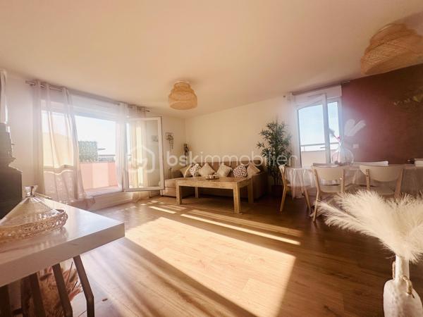Dans une résidence calme, familiale, et sécuriser.
Venez découvrir ce joli appartement T4 69M2 au dernier étage avec ascenseur, et terrasse.
Il se compose d’une entrée avec espaces de rangement, un séjour double, une cuisine ouverte, équipée, et aménagée, deux chambres, dont une avec dressing, une salle de bain, un Wc, deux places de parking en sous-sol viennent compléter ce lot.
Les +++
- Aucun travaux à prévoir 
- Très grande Terrasse 
- Belle exposition 
- Transports en communs (Bus), commerces, écoles, et cabinets médicaux, au pied de l’immeuble.
- TOUTE La CUISINE reste équipée 
- Le DRESSING reste également