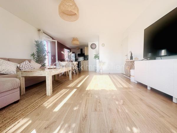 Dans une résidence calme, familiale, et sécuriser.
Venez découvrir ce joli appartement T4 69M2 au dernier étage avec ascenseur, et terrasse.
Il se compose d’une entrée avec espaces de rangement, un séjour double, une cuisine ouverte, équipée, et aménagée, deux chambres, dont une avec dressing, une salle de bain, un Wc, deux places de parking en sous-sol viennent compléter ce lot.
Les +++
- Aucun travaux à prévoir 
- Très grande Terrasse 
- Belle exposition 
- Transports en communs (Bus), commerces, écoles, et cabinets médicaux, au pied de l’immeuble.
- TOUTE La CUISINE reste équipée 
- Le DRESSING reste également