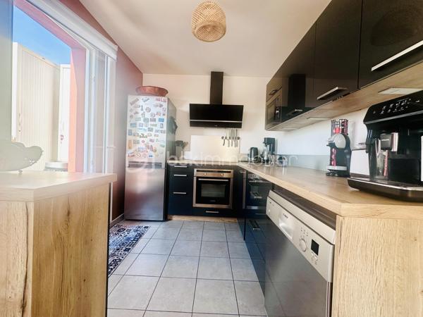 Dans une résidence calme, familiale, et sécuriser.
Venez découvrir ce joli appartement T4 69M2 au dernier étage avec ascenseur, et terrasse.
Il se compose d’une entrée avec espaces de rangement, un séjour double, une cuisine ouverte, équipée, et aménagée, deux chambres, dont une avec dressing, une salle de bain, un Wc, deux places de parking en sous-sol viennent compléter ce lot.
Les +++
- Aucun travaux à prévoir 
- Très grande Terrasse 
- Belle exposition 
- Transports en communs (Bus), commerces, écoles, et cabinets médicaux, au pied de l’immeuble.
- TOUTE La CUISINE reste équipée 
- Le DRESSING reste également