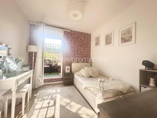 Dans une résidence calme, familiale, et sécuriser.
Venez découvrir ce joli appartement T4 69M2 au dernier étage avec ascenseur, et terrasse.
Il se compose d’une entrée avec espaces de rangement, un séjour double, une cuisine ouverte, équipée, et aménagée, deux chambres, dont une avec dressing, une salle de bain, un Wc, deux places de parking en sous-sol viennent compléter ce lot.
Les +++
- Aucun travaux à prévoir 
- Très grande Terrasse 
- Belle exposition 
- Transports en communs (Bus), commerces, écoles, et cabinets médicaux, au pied de l’immeuble.
- TOUTE La CUISINE reste équipée 
- Le DRESSING reste également