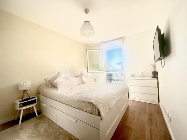 Dans une résidence calme, familiale, et sécuriser.
Venez découvrir ce joli appartement T4 69M2 au dernier étage avec ascenseur, et terrasse.
Il se compose d’une entrée avec espaces de rangement, un séjour double, une cuisine ouverte, équipée, et aménagée, deux chambres, dont une avec dressing, une salle de bain, un Wc, deux places de parking en sous-sol viennent compléter ce lot.
Les +++
- Aucun travaux à prévoir 
- Très grande Terrasse 
- Belle exposition 
- Transports en communs (Bus), commerces, écoles, et cabinets médicaux, au pied de l’immeuble.
- TOUTE La CUISINE reste équipée 
- Le DRESSING reste également