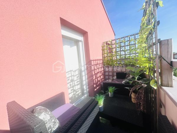 Dans une résidence calme, familiale, et sécuriser.
Venez découvrir ce joli appartement T4 69M2 au dernier étage avec ascenseur, et terrasse.
Il se compose d’une entrée avec espaces de rangement, un séjour double, une cuisine ouverte, équipée, et aménagée, deux chambres, dont une avec dressing, une salle de bain, un Wc, deux places de parking en sous-sol viennent compléter ce lot.
Les +++
- Aucun travaux à prévoir 
- Très grande Terrasse 
- Belle exposition 
- Transports en communs (Bus), commerces, écoles, et cabinets médicaux, au pied de l’immeuble.
- TOUTE La CUISINE reste équipée 
- Le DRESSING reste également