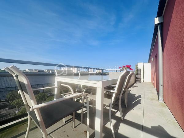 Dans une résidence calme, familiale, et sécuriser.
Venez découvrir ce joli appartement T4 69M2 au dernier étage avec ascenseur, et terrasse.
Il se compose d’une entrée avec espaces de rangement, un séjour double, une cuisine ouverte, équipée, et aménagée, deux chambres, dont une avec dressing, une salle de bain, un Wc, deux places de parking en sous-sol viennent compléter ce lot.
Les +++
- Aucun travaux à prévoir 
- Très grande Terrasse 
- Belle exposition 
- Transports en communs (Bus), commerces, écoles, et cabinets médicaux, au pied de l’immeuble.
- TOUTE La CUISINE reste équipée 
- Le DRESSING reste également