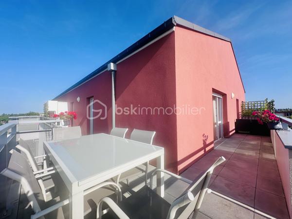 Dans une résidence calme, familiale, et sécuriser.
Venez découvrir ce joli appartement T4 69M2 au dernier étage avec ascenseur, et terrasse.
Il se compose d’une entrée avec espaces de rangement, un séjour double, une cuisine ouverte, équipée, et aménagée, deux chambres, dont une avec dressing, une salle de bain, un Wc, deux places de parking en sous-sol viennent compléter ce lot.
Les +++
- Aucun travaux à prévoir 
- Très grande Terrasse 
- Belle exposition 
- Transports en communs (Bus), commerces, écoles, et cabinets médicaux, au pied de l’immeuble.
- TOUTE La CUISINE reste équipée 
- Le DRESSING reste également