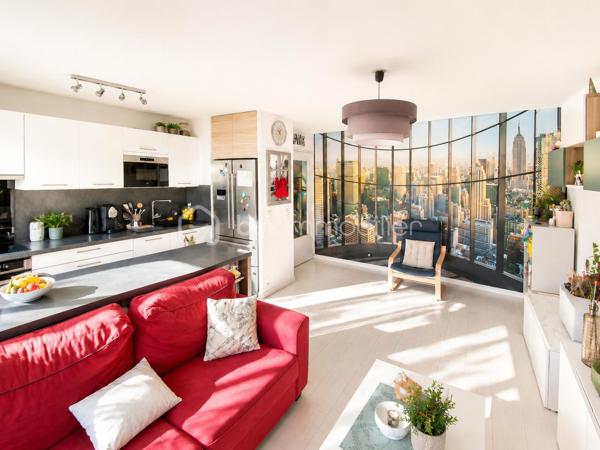🔥 RARE SUR LE SECTEUR – SUPERBE 3 PIÈCES AVEC BALCON, DOMOTIQUE & DOUBLE PARKING – RÉSIDENCE STANDING 2015 🔥

📍 LIVRY-GARGAN – Secteur recherché – Résidence récente sécurisée – Calme absolu

Situé dans une résidence récente de standing datant de 2015, en deuxième position dans une rue calme et résidentielle de Livry-Gargan, découvrez ce magnifique appartement 3 pièces situé au 1er étage, offrant un cadre de vie exceptionnel, sans nuisance sonore et sans aucun vis-à-vis.

Dès l’entrée, vous serez séduits par la qualité des prestations, la luminosité, les nombreux rangements sur mesure et l’atmosphère chaleureuse de cet appartement décoré avec goût.

✨ Un véritable appartement “clé en main”, parfaitement entretenu, où aucun travaux n’est à prévoir.

La résidence bénéficie d’une sécurisation premium avec :
✔ Digicode
✔ Triple accès sécurisé
✔ Vidéosurveillance
✔ Parking sécurisé en sous-sol

L’appartement se compose d’un bel espace de vie lumineux avec cuisine moderne vendue entièrement équipée, ouvrant sur un superbe balcon d’environ 8 m², idéal pour profiter des beaux jours, recevoir des amis ou simplement savourer le calme environnant.

🌿 Véritable atout rare : la vue donne directement sur les jardins privatifs de la copropriété, totalement inaccessibles aux résidents, offrant ainsi une tranquillité exceptionnelle, sans passage ni nuisance.

🌿 LES PLUS QUI FONT LA DIFFÉRENCE :

• Vue dégagée sur jardins privatifs inaccessibles
• Aucun vis-à-vis
• Aucun bruit
• Résidence récente et recherchée
• Très bon DPE : C
• Système de domotique intégré
• Volets roulants électriques dans tout l’appartement
• Double vitrage récent
• Fenêtres du séjour et de la cuisine remplacées en avril 2026
• Nombreux placards et espaces de rangement
• Appartement lumineux et parfaitement optimisé
• Prestations modernes et soignées

🚗 Deux places de parking privatives en sous-sol complètent ce bien rare sur le secteur.

💰 Charges de copropriété : 627 € par trimestre (environ 209 €/mois) comprenant notamment :
• Eau froide
• Eau chaude
• Entretien des parties communes
• Sécurisation de la résidence
• Compteurs individuels

🧾 Taxe foncière : 1 877 €

📈 Bien extrêmement recherché sur le secteur de Livry-Gargan, idéal pour :
✔ Jeune couple
✔ Famille
✔ Primo-accédant
✔ Investisseur
✔ Résidence principale haut de gamme

⚡ Opportunité rare sur le marché avec prestations modernes, résidence récente, double parking, extérieur exploitable et calme absolu.

📞 Une visite s’impose rapidement.

Julien Monteleone
Manager BSK Immobilier
📱 07 71 32 69 50