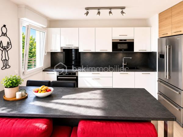 🔥 RARE SUR LE SECTEUR – SUPERBE 3 PIÈCES AVEC BALCON, DOMOTIQUE & DOUBLE PARKING – RÉSIDENCE STANDING 2015 🔥

📍 LIVRY-GARGAN – Secteur recherché – Résidence récente sécurisée – Calme absolu

Situé dans une résidence récente de standing datant de 2015, en deuxième position dans une rue calme et résidentielle de Livry-Gargan, découvrez ce magnifique appartement 3 pièces situé au 1er étage, offrant un cadre de vie exceptionnel, sans nuisance sonore et sans aucun vis-à-vis.

Dès l’entrée, vous serez séduits par la qualité des prestations, la luminosité, les nombreux rangements sur mesure et l’atmosphère chaleureuse de cet appartement décoré avec goût.

✨ Un véritable appartement “clé en main”, parfaitement entretenu, où aucun travaux n’est à prévoir.

La résidence bénéficie d’une sécurisation premium avec :
✔ Digicode
✔ Triple accès sécurisé
✔ Vidéosurveillance
✔ Parking sécurisé en sous-sol

L’appartement se compose d’un bel espace de vie lumineux avec cuisine moderne vendue entièrement équipée, ouvrant sur un superbe balcon d’environ 8 m², idéal pour profiter des beaux jours, recevoir des amis ou simplement savourer le calme environnant.

🌿 Véritable atout rare : la vue donne directement sur les jardins privatifs de la copropriété, totalement inaccessibles aux résidents, offrant ainsi une tranquillité exceptionnelle, sans passage ni nuisance.

🌿 LES PLUS QUI FONT LA DIFFÉRENCE :

• Vue dégagée sur jardins privatifs inaccessibles
• Aucun vis-à-vis
• Aucun bruit
• Résidence récente et recherchée
• Très bon DPE : C
• Système de domotique intégré
• Volets roulants électriques dans tout l’appartement
• Double vitrage récent
• Fenêtres du séjour et de la cuisine remplacées en avril 2026
• Nombreux placards et espaces de rangement
• Appartement lumineux et parfaitement optimisé
• Prestations modernes et soignées

🚗 Deux places de parking privatives en sous-sol complètent ce bien rare sur le secteur.

💰 Charges de copropriété : 627 € par trimestre (environ 209 €/mois) comprenant notamment :
• Eau froide
• Eau chaude
• Entretien des parties communes
• Sécurisation de la résidence
• Compteurs individuels

🧾 Taxe foncière : 1 877 €

📈 Bien extrêmement recherché sur le secteur de Livry-Gargan, idéal pour :
✔ Jeune couple
✔ Famille
✔ Primo-accédant
✔ Investisseur
✔ Résidence principale haut de gamme

⚡ Opportunité rare sur le marché avec prestations modernes, résidence récente, double parking, extérieur exploitable et calme absolu.

📞 Une visite s’impose rapidement.

Julien Monteleone
Manager BSK Immobilier
📱 07 71 32 69 50
