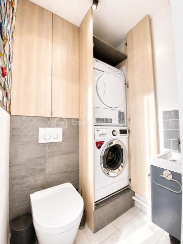 🔥 RARE SUR LE SECTEUR – SUPERBE 3 PIÈCES AVEC BALCON, DOMOTIQUE & DOUBLE PARKING – RÉSIDENCE STANDING 2015 🔥

📍 LIVRY-GARGAN – Secteur recherché – Résidence récente sécurisée – Calme absolu

Situé dans une résidence récente de standing datant de 2015, en deuxième position dans une rue calme et résidentielle de Livry-Gargan, découvrez ce magnifique appartement 3 pièces situé au 1er étage, offrant un cadre de vie exceptionnel, sans nuisance sonore et sans aucun vis-à-vis.

Dès l’entrée, vous serez séduits par la qualité des prestations, la luminosité, les nombreux rangements sur mesure et l’atmosphère chaleureuse de cet appartement décoré avec goût.

✨ Un véritable appartement “clé en main”, parfaitement entretenu, où aucun travaux n’est à prévoir.

La résidence bénéficie d’une sécurisation premium avec :
✔ Digicode
✔ Triple accès sécurisé
✔ Vidéosurveillance
✔ Parking sécurisé en sous-sol

L’appartement se compose d’un bel espace de vie lumineux avec cuisine moderne vendue entièrement équipée, ouvrant sur un superbe balcon d’environ 8 m², idéal pour profiter des beaux jours, recevoir des amis ou simplement savourer le calme environnant.

🌿 Véritable atout rare : la vue donne directement sur les jardins privatifs de la copropriété, totalement inaccessibles aux résidents, offrant ainsi une tranquillité exceptionnelle, sans passage ni nuisance.

🌿 LES PLUS QUI FONT LA DIFFÉRENCE :

• Vue dégagée sur jardins privatifs inaccessibles
• Aucun vis-à-vis
• Aucun bruit
• Résidence récente et recherchée
• Très bon DPE : C
• Système de domotique intégré
• Volets roulants électriques dans tout l’appartement
• Double vitrage récent
• Fenêtres du séjour et de la cuisine remplacées en avril 2026
• Nombreux placards et espaces de rangement
• Appartement lumineux et parfaitement optimisé
• Prestations modernes et soignées

🚗 Deux places de parking privatives en sous-sol complètent ce bien rare sur le secteur.

💰 Charges de copropriété : 627 € par trimestre (environ 209 €/mois) comprenant notamment :
• Eau froide
• Eau chaude
• Entretien des parties communes
• Sécurisation de la résidence
• Compteurs individuels

🧾 Taxe foncière : 1 877 €

📈 Bien extrêmement recherché sur le secteur de Livry-Gargan, idéal pour :
✔ Jeune couple
✔ Famille
✔ Primo-accédant
✔ Investisseur
✔ Résidence principale haut de gamme

⚡ Opportunité rare sur le marché avec prestations modernes, résidence récente, double parking, extérieur exploitable et calme absolu.

📞 Une visite s’impose rapidement.

Julien Monteleone
Manager BSK Immobilier
📱 07 71 32 69 50