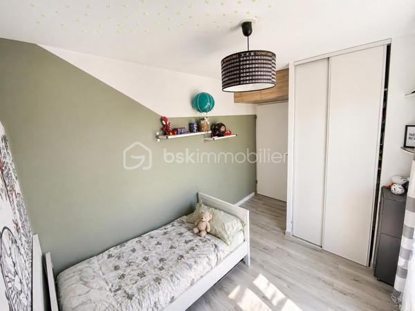 🔥 RARE SUR LE SECTEUR – SUPERBE 3 PIÈCES AVEC BALCON, DOMOTIQUE & DOUBLE PARKING – RÉSIDENCE STANDING 2015 🔥

📍 LIVRY-GARGAN – Secteur recherché – Résidence récente sécurisée – Calme absolu

Situé dans une résidence récente de standing datant de 2015, en deuxième position dans une rue calme et résidentielle de Livry-Gargan, découvrez ce magnifique appartement 3 pièces situé au 1er étage, offrant un cadre de vie exceptionnel, sans nuisance sonore et sans aucun vis-à-vis.

Dès l’entrée, vous serez séduits par la qualité des prestations, la luminosité, les nombreux rangements sur mesure et l’atmosphère chaleureuse de cet appartement décoré avec goût.

✨ Un véritable appartement “clé en main”, parfaitement entretenu, où aucun travaux n’est à prévoir.

La résidence bénéficie d’une sécurisation premium avec :
✔ Digicode
✔ Triple accès sécurisé
✔ Vidéosurveillance
✔ Parking sécurisé en sous-sol

L’appartement se compose d’un bel espace de vie lumineux avec cuisine moderne vendue entièrement équipée, ouvrant sur un superbe balcon d’environ 8 m², idéal pour profiter des beaux jours, recevoir des amis ou simplement savourer le calme environnant.

🌿 Véritable atout rare : la vue donne directement sur les jardins privatifs de la copropriété, totalement inaccessibles aux résidents, offrant ainsi une tranquillité exceptionnelle, sans passage ni nuisance.

🌿 LES PLUS QUI FONT LA DIFFÉRENCE :

• Vue dégagée sur jardins privatifs inaccessibles
• Aucun vis-à-vis
• Aucun bruit
• Résidence récente et recherchée
• Très bon DPE : C
• Système de domotique intégré
• Volets roulants électriques dans tout l’appartement
• Double vitrage récent
• Fenêtres du séjour et de la cuisine remplacées en avril 2026
• Nombreux placards et espaces de rangement
• Appartement lumineux et parfaitement optimisé
• Prestations modernes et soignées

🚗 Deux places de parking privatives en sous-sol complètent ce bien rare sur le secteur.

💰 Charges de copropriété : 627 € par trimestre (environ 209 €/mois) comprenant notamment :
• Eau froide
• Eau chaude
• Entretien des parties communes
• Sécurisation de la résidence
• Compteurs individuels

🧾 Taxe foncière : 1 877 €

📈 Bien extrêmement recherché sur le secteur de Livry-Gargan, idéal pour :
✔ Jeune couple
✔ Famille
✔ Primo-accédant
✔ Investisseur
✔ Résidence principale haut de gamme

⚡ Opportunité rare sur le marché avec prestations modernes, résidence récente, double parking, extérieur exploitable et calme absolu.

📞 Une visite s’impose rapidement.

Julien Monteleone
Manager BSK Immobilier
📱 07 71 32 69 50