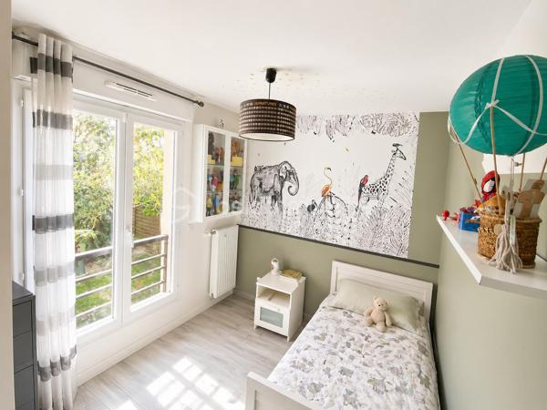 🔥 RARE SUR LE SECTEUR – SUPERBE 3 PIÈCES AVEC BALCON, DOMOTIQUE & DOUBLE PARKING – RÉSIDENCE STANDING 2015 🔥

📍 LIVRY-GARGAN – Secteur recherché – Résidence récente sécurisée – Calme absolu

Situé dans une résidence récente de standing datant de 2015, en deuxième position dans une rue calme et résidentielle de Livry-Gargan, découvrez ce magnifique appartement 3 pièces situé au 1er étage, offrant un cadre de vie exceptionnel, sans nuisance sonore et sans aucun vis-à-vis.

Dès l’entrée, vous serez séduits par la qualité des prestations, la luminosité, les nombreux rangements sur mesure et l’atmosphère chaleureuse de cet appartement décoré avec goût.

✨ Un véritable appartement “clé en main”, parfaitement entretenu, où aucun travaux n’est à prévoir.

La résidence bénéficie d’une sécurisation premium avec :
✔ Digicode
✔ Triple accès sécurisé
✔ Vidéosurveillance
✔ Parking sécurisé en sous-sol

L’appartement se compose d’un bel espace de vie lumineux avec cuisine moderne vendue entièrement équipée, ouvrant sur un superbe balcon d’environ 8 m², idéal pour profiter des beaux jours, recevoir des amis ou simplement savourer le calme environnant.

🌿 Véritable atout rare : la vue donne directement sur les jardins privatifs de la copropriété, totalement inaccessibles aux résidents, offrant ainsi une tranquillité exceptionnelle, sans passage ni nuisance.

🌿 LES PLUS QUI FONT LA DIFFÉRENCE :

• Vue dégagée sur jardins privatifs inaccessibles
• Aucun vis-à-vis
• Aucun bruit
• Résidence récente et recherchée
• Très bon DPE : C
• Système de domotique intégré
• Volets roulants électriques dans tout l’appartement
• Double vitrage récent
• Fenêtres du séjour et de la cuisine remplacées en avril 2026
• Nombreux placards et espaces de rangement
• Appartement lumineux et parfaitement optimisé
• Prestations modernes et soignées

🚗 Deux places de parking privatives en sous-sol complètent ce bien rare sur le secteur.

💰 Charges de copropriété : 627 € par trimestre (environ 209 €/mois) comprenant notamment :
• Eau froide
• Eau chaude
• Entretien des parties communes
• Sécurisation de la résidence
• Compteurs individuels

🧾 Taxe foncière : 1 877 €

📈 Bien extrêmement recherché sur le secteur de Livry-Gargan, idéal pour :
✔ Jeune couple
✔ Famille
✔ Primo-accédant
✔ Investisseur
✔ Résidence principale haut de gamme

⚡ Opportunité rare sur le marché avec prestations modernes, résidence récente, double parking, extérieur exploitable et calme absolu.

📞 Une visite s’impose rapidement.

Julien Monteleone
Manager BSK Immobilier
📱 07 71 32 69 50