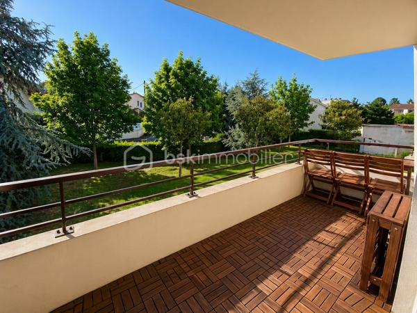 🔥 RARE SUR LE SECTEUR – SUPERBE 3 PIÈCES AVEC BALCON, DOMOTIQUE & DOUBLE PARKING – RÉSIDENCE STANDING 2015 🔥

📍 LIVRY-GARGAN – Secteur recherché – Résidence récente sécurisée – Calme absolu

Situé dans une résidence récente de standing datant de 2015, en deuxième position dans une rue calme et résidentielle de Livry-Gargan, découvrez ce magnifique appartement 3 pièces situé au 1er étage, offrant un cadre de vie exceptionnel, sans nuisance sonore et sans aucun vis-à-vis.

Dès l’entrée, vous serez séduits par la qualité des prestations, la luminosité, les nombreux rangements sur mesure et l’atmosphère chaleureuse de cet appartement décoré avec goût.

✨ Un véritable appartement “clé en main”, parfaitement entretenu, où aucun travaux n’est à prévoir.

La résidence bénéficie d’une sécurisation premium avec :
✔ Digicode
✔ Triple accès sécurisé
✔ Vidéosurveillance
✔ Parking sécurisé en sous-sol

L’appartement se compose d’un bel espace de vie lumineux avec cuisine moderne vendue entièrement équipée, ouvrant sur un superbe balcon d’environ 8 m², idéal pour profiter des beaux jours, recevoir des amis ou simplement savourer le calme environnant.

🌿 Véritable atout rare : la vue donne directement sur les jardins privatifs de la copropriété, totalement inaccessibles aux résidents, offrant ainsi une tranquillité exceptionnelle, sans passage ni nuisance.

🌿 LES PLUS QUI FONT LA DIFFÉRENCE :

• Vue dégagée sur jardins privatifs inaccessibles
• Aucun vis-à-vis
• Aucun bruit
• Résidence récente et recherchée
• Très bon DPE : C
• Système de domotique intégré
• Volets roulants électriques dans tout l’appartement
• Double vitrage récent
• Fenêtres du séjour et de la cuisine remplacées en avril 2026
• Nombreux placards et espaces de rangement
• Appartement lumineux et parfaitement optimisé
• Prestations modernes et soignées

🚗 Deux places de parking privatives en sous-sol complètent ce bien rare sur le secteur.

💰 Charges de copropriété : 627 € par trimestre (environ 209 €/mois) comprenant notamment :
• Eau froide
• Eau chaude
• Entretien des parties communes
• Sécurisation de la résidence
• Compteurs individuels

🧾 Taxe foncière : 1 877 €

📈 Bien extrêmement recherché sur le secteur de Livry-Gargan, idéal pour :
✔ Jeune couple
✔ Famille
✔ Primo-accédant
✔ Investisseur
✔ Résidence principale haut de gamme

⚡ Opportunité rare sur le marché avec prestations modernes, résidence récente, double parking, extérieur exploitable et calme absolu.

📞 Une visite s’impose rapidement.

Julien Monteleone
Manager BSK Immobilier
📱 07 71 32 69 50