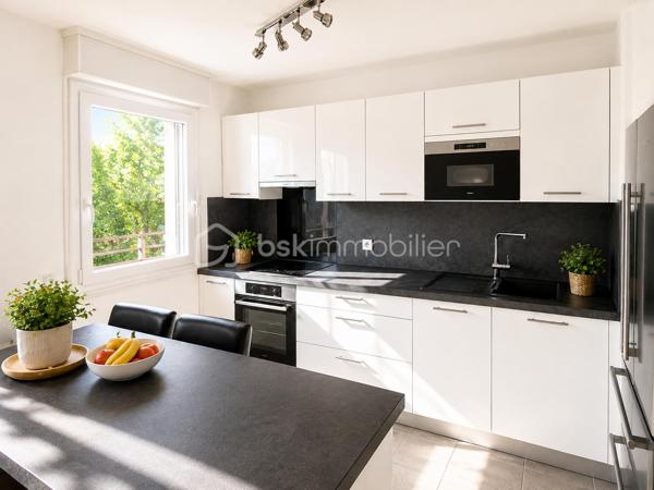 🔥 RARE SUR LE SECTEUR – SUPERBE 3 PIÈCES AVEC BALCON, DOMOTIQUE & DOUBLE PARKING – RÉSIDENCE STANDING 2015 🔥

📍 LIVRY-GARGAN – Secteur recherché – Résidence récente sécurisée – Calme absolu

Situé dans une résidence récente de standing datant de 2015, en deuxième position dans une rue calme et résidentielle de Livry-Gargan, découvrez ce magnifique appartement 3 pièces situé au 1er étage, offrant un cadre de vie exceptionnel, sans nuisance sonore et sans aucun vis-à-vis.

Dès l’entrée, vous serez séduits par la qualité des prestations, la luminosité, les nombreux rangements sur mesure et l’atmosphère chaleureuse de cet appartement décoré avec goût.

✨ Un véritable appartement “clé en main”, parfaitement entretenu, où aucun travaux n’est à prévoir.

La résidence bénéficie d’une sécurisation premium avec :
✔ Digicode
✔ Triple accès sécurisé
✔ Vidéosurveillance
✔ Parking sécurisé en sous-sol

L’appartement se compose d’un bel espace de vie lumineux avec cuisine moderne vendue entièrement équipée, ouvrant sur un superbe balcon d’environ 8 m², idéal pour profiter des beaux jours, recevoir des amis ou simplement savourer le calme environnant.

🌿 Véritable atout rare : la vue donne directement sur les jardins privatifs de la copropriété, totalement inaccessibles aux résidents, offrant ainsi une tranquillité exceptionnelle, sans passage ni nuisance.

🌿 LES PLUS QUI FONT LA DIFFÉRENCE :

• Vue dégagée sur jardins privatifs inaccessibles
• Aucun vis-à-vis
• Aucun bruit
• Résidence récente et recherchée
• Très bon DPE : C
• Système de domotique intégré
• Volets roulants électriques dans tout l’appartement
• Double vitrage récent
• Fenêtres du séjour et de la cuisine remplacées en avril 2026
• Nombreux placards et espaces de rangement
• Appartement lumineux et parfaitement optimisé
• Prestations modernes et soignées

🚗 Deux places de parking privatives en sous-sol complètent ce bien rare sur le secteur.

💰 Charges de copropriété : 627 € par trimestre (environ 209 €/mois) comprenant notamment :
• Eau froide
• Eau chaude
• Entretien des parties communes
• Sécurisation de la résidence
• Compteurs individuels

🧾 Taxe foncière : 1 877 €

📈 Bien extrêmement recherché sur le secteur de Livry-Gargan, idéal pour :
✔ Jeune couple
✔ Famille
✔ Primo-accédant
✔ Investisseur
✔ Résidence principale haut de gamme

⚡ Opportunité rare sur le marché avec prestations modernes, résidence récente, double parking, extérieur exploitable et calme absolu.

📞 Une visite s’impose rapidement.

Julien Monteleone
Manager BSK Immobilier
📱 07 71 32 69 50