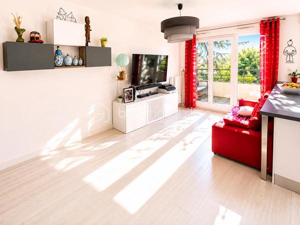 🔥 RARE SUR LE SECTEUR – SUPERBE 3 PIÈCES AVEC BALCON, DOMOTIQUE & DOUBLE PARKING – RÉSIDENCE STANDING 2015 🔥

📍 LIVRY-GARGAN – Secteur recherché – Résidence récente sécurisée – Calme absolu

Situé dans une résidence récente de standing datant de 2015, en deuxième position dans une rue calme et résidentielle de Livry-Gargan, découvrez ce magnifique appartement 3 pièces situé au 1er étage, offrant un cadre de vie exceptionnel, sans nuisance sonore et sans aucun vis-à-vis.

Dès l’entrée, vous serez séduits par la qualité des prestations, la luminosité, les nombreux rangements sur mesure et l’atmosphère chaleureuse de cet appartement décoré avec goût.

✨ Un véritable appartement “clé en main”, parfaitement entretenu, où aucun travaux n’est à prévoir.

La résidence bénéficie d’une sécurisation premium avec :
✔ Digicode
✔ Triple accès sécurisé
✔ Vidéosurveillance
✔ Parking sécurisé en sous-sol

L’appartement se compose d’un bel espace de vie lumineux avec cuisine moderne vendue entièrement équipée, ouvrant sur un superbe balcon d’environ 8 m², idéal pour profiter des beaux jours, recevoir des amis ou simplement savourer le calme environnant.

🌿 Véritable atout rare : la vue donne directement sur les jardins privatifs de la copropriété, totalement inaccessibles aux résidents, offrant ainsi une tranquillité exceptionnelle, sans passage ni nuisance.

🌿 LES PLUS QUI FONT LA DIFFÉRENCE :

• Vue dégagée sur jardins privatifs inaccessibles
• Aucun vis-à-vis
• Aucun bruit
• Résidence récente et recherchée
• Très bon DPE : C
• Système de domotique intégré
• Volets roulants électriques dans tout l’appartement
• Double vitrage récent
• Fenêtres du séjour et de la cuisine remplacées en avril 2026
• Nombreux placards et espaces de rangement
• Appartement lumineux et parfaitement optimisé
• Prestations modernes et soignées

🚗 Deux places de parking privatives en sous-sol complètent ce bien rare sur le secteur.

💰 Charges de copropriété : 627 € par trimestre (environ 209 €/mois) comprenant notamment :
• Eau froide
• Eau chaude
• Entretien des parties communes
• Sécurisation de la résidence
• Compteurs individuels

🧾 Taxe foncière : 1 877 €

📈 Bien extrêmement recherché sur le secteur de Livry-Gargan, idéal pour :
✔ Jeune couple
✔ Famille
✔ Primo-accédant
✔ Investisseur
✔ Résidence principale haut de gamme

⚡ Opportunité rare sur le marché avec prestations modernes, résidence récente, double parking, extérieur exploitable et calme absolu.

📞 Une visite s’impose rapidement.

Julien Monteleone
Manager BSK Immobilier
📱 07 71 32 69 50