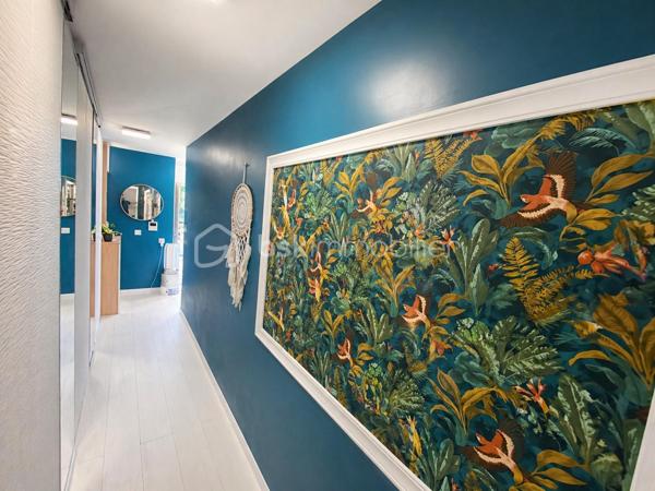🔥 RARE SUR LE SECTEUR – SUPERBE 3 PIÈCES AVEC BALCON, DOMOTIQUE & DOUBLE PARKING – RÉSIDENCE STANDING 2015 🔥

📍 LIVRY-GARGAN – Secteur recherché – Résidence récente sécurisée – Calme absolu

Situé dans une résidence récente de standing datant de 2015, en deuxième position dans une rue calme et résidentielle de Livry-Gargan, découvrez ce magnifique appartement 3 pièces situé au 1er étage, offrant un cadre de vie exceptionnel, sans nuisance sonore et sans aucun vis-à-vis.

Dès l’entrée, vous serez séduits par la qualité des prestations, la luminosité, les nombreux rangements sur mesure et l’atmosphère chaleureuse de cet appartement décoré avec goût.

✨ Un véritable appartement “clé en main”, parfaitement entretenu, où aucun travaux n’est à prévoir.

La résidence bénéficie d’une sécurisation premium avec :
✔ Digicode
✔ Triple accès sécurisé
✔ Vidéosurveillance
✔ Parking sécurisé en sous-sol

L’appartement se compose d’un bel espace de vie lumineux avec cuisine moderne vendue entièrement équipée, ouvrant sur un superbe balcon d’environ 8 m², idéal pour profiter des beaux jours, recevoir des amis ou simplement savourer le calme environnant.

🌿 Véritable atout rare : la vue donne directement sur les jardins privatifs de la copropriété, totalement inaccessibles aux résidents, offrant ainsi une tranquillité exceptionnelle, sans passage ni nuisance.

🌿 LES PLUS QUI FONT LA DIFFÉRENCE :

• Vue dégagée sur jardins privatifs inaccessibles
• Aucun vis-à-vis
• Aucun bruit
• Résidence récente et recherchée
• Très bon DPE : C
• Système de domotique intégré
• Volets roulants électriques dans tout l’appartement
• Double vitrage récent
• Fenêtres du séjour et de la cuisine remplacées en avril 2026
• Nombreux placards et espaces de rangement
• Appartement lumineux et parfaitement optimisé
• Prestations modernes et soignées

🚗 Deux places de parking privatives en sous-sol complètent ce bien rare sur le secteur.

💰 Charges de copropriété : 627 € par trimestre (environ 209 €/mois) comprenant notamment :
• Eau froide
• Eau chaude
• Entretien des parties communes
• Sécurisation de la résidence
• Compteurs individuels

🧾 Taxe foncière : 1 877 €

📈 Bien extrêmement recherché sur le secteur de Livry-Gargan, idéal pour :
✔ Jeune couple
✔ Famille
✔ Primo-accédant
✔ Investisseur
✔ Résidence principale haut de gamme

⚡ Opportunité rare sur le marché avec prestations modernes, résidence récente, double parking, extérieur exploitable et calme absolu.

📞 Une visite s’impose rapidement.

Julien Monteleone
Manager BSK Immobilier
📱 07 71 32 69 50