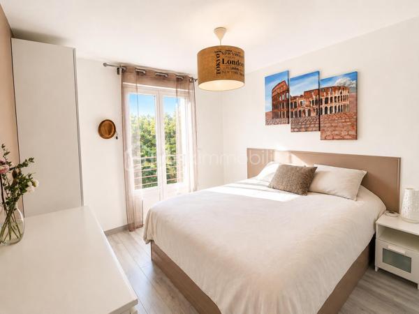 🔥 RARE SUR LE SECTEUR – SUPERBE 3 PIÈCES AVEC BALCON, DOMOTIQUE & DOUBLE PARKING – RÉSIDENCE STANDING 2015 🔥

📍 LIVRY-GARGAN – Secteur recherché – Résidence récente sécurisée – Calme absolu

Situé dans une résidence récente de standing datant de 2015, en deuxième position dans une rue calme et résidentielle de Livry-Gargan, découvrez ce magnifique appartement 3 pièces situé au 1er étage, offrant un cadre de vie exceptionnel, sans nuisance sonore et sans aucun vis-à-vis.

Dès l’entrée, vous serez séduits par la qualité des prestations, la luminosité, les nombreux rangements sur mesure et l’atmosphère chaleureuse de cet appartement décoré avec goût.

✨ Un véritable appartement “clé en main”, parfaitement entretenu, où aucun travaux n’est à prévoir.

La résidence bénéficie d’une sécurisation premium avec :
✔ Digicode
✔ Triple accès sécurisé
✔ Vidéosurveillance
✔ Parking sécurisé en sous-sol

L’appartement se compose d’un bel espace de vie lumineux avec cuisine moderne vendue entièrement équipée, ouvrant sur un superbe balcon d’environ 8 m², idéal pour profiter des beaux jours, recevoir des amis ou simplement savourer le calme environnant.

🌿 Véritable atout rare : la vue donne directement sur les jardins privatifs de la copropriété, totalement inaccessibles aux résidents, offrant ainsi une tranquillité exceptionnelle, sans passage ni nuisance.

🌿 LES PLUS QUI FONT LA DIFFÉRENCE :

• Vue dégagée sur jardins privatifs inaccessibles
• Aucun vis-à-vis
• Aucun bruit
• Résidence récente et recherchée
• Très bon DPE : C
• Système de domotique intégré
• Volets roulants électriques dans tout l’appartement
• Double vitrage récent
• Fenêtres du séjour et de la cuisine remplacées en avril 2026
• Nombreux placards et espaces de rangement
• Appartement lumineux et parfaitement optimisé
• Prestations modernes et soignées

🚗 Deux places de parking privatives en sous-sol complètent ce bien rare sur le secteur.

💰 Charges de copropriété : 627 € par trimestre (environ 209 €/mois) comprenant notamment :
• Eau froide
• Eau chaude
• Entretien des parties communes
• Sécurisation de la résidence
• Compteurs individuels

🧾 Taxe foncière : 1 877 €

📈 Bien extrêmement recherché sur le secteur de Livry-Gargan, idéal pour :
✔ Jeune couple
✔ Famille
✔ Primo-accédant
✔ Investisseur
✔ Résidence principale haut de gamme

⚡ Opportunité rare sur le marché avec prestations modernes, résidence récente, double parking, extérieur exploitable et calme absolu.

📞 Une visite s’impose rapidement.

Julien Monteleone
Manager BSK Immobilier
📱 07 71 32 69 50
