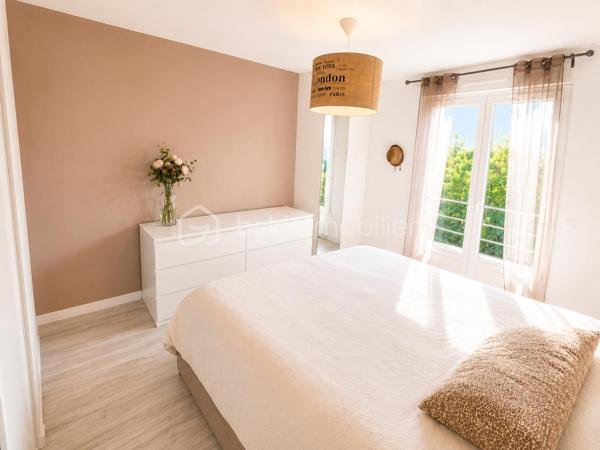 🔥 RARE SUR LE SECTEUR – SUPERBE 3 PIÈCES AVEC BALCON, DOMOTIQUE & DOUBLE PARKING – RÉSIDENCE STANDING 2015 🔥

📍 LIVRY-GARGAN – Secteur recherché – Résidence récente sécurisée – Calme absolu

Situé dans une résidence récente de standing datant de 2015, en deuxième position dans une rue calme et résidentielle de Livry-Gargan, découvrez ce magnifique appartement 3 pièces situé au 1er étage, offrant un cadre de vie exceptionnel, sans nuisance sonore et sans aucun vis-à-vis.

Dès l’entrée, vous serez séduits par la qualité des prestations, la luminosité, les nombreux rangements sur mesure et l’atmosphère chaleureuse de cet appartement décoré avec goût.

✨ Un véritable appartement “clé en main”, parfaitement entretenu, où aucun travaux n’est à prévoir.

La résidence bénéficie d’une sécurisation premium avec :
✔ Digicode
✔ Triple accès sécurisé
✔ Vidéosurveillance
✔ Parking sécurisé en sous-sol

L’appartement se compose d’un bel espace de vie lumineux avec cuisine moderne vendue entièrement équipée, ouvrant sur un superbe balcon d’environ 8 m², idéal pour profiter des beaux jours, recevoir des amis ou simplement savourer le calme environnant.

🌿 Véritable atout rare : la vue donne directement sur les jardins privatifs de la copropriété, totalement inaccessibles aux résidents, offrant ainsi une tranquillité exceptionnelle, sans passage ni nuisance.

🌿 LES PLUS QUI FONT LA DIFFÉRENCE :

• Vue dégagée sur jardins privatifs inaccessibles
• Aucun vis-à-vis
• Aucun bruit
• Résidence récente et recherchée
• Très bon DPE : C
• Système de domotique intégré
• Volets roulants électriques dans tout l’appartement
• Double vitrage récent
• Fenêtres du séjour et de la cuisine remplacées en avril 2026
• Nombreux placards et espaces de rangement
• Appartement lumineux et parfaitement optimisé
• Prestations modernes et soignées

🚗 Deux places de parking privatives en sous-sol complètent ce bien rare sur le secteur.

💰 Charges de copropriété : 627 € par trimestre (environ 209 €/mois) comprenant notamment :
• Eau froide
• Eau chaude
• Entretien des parties communes
• Sécurisation de la résidence
• Compteurs individuels

🧾 Taxe foncière : 1 877 €

📈 Bien extrêmement recherché sur le secteur de Livry-Gargan, idéal pour :
✔ Jeune couple
✔ Famille
✔ Primo-accédant
✔ Investisseur
✔ Résidence principale haut de gamme

⚡ Opportunité rare sur le marché avec prestations modernes, résidence récente, double parking, extérieur exploitable et calme absolu.

📞 Une visite s’impose rapidement.

Julien Monteleone
Manager BSK Immobilier
📱 07 71 32 69 50