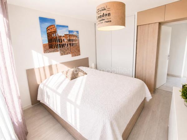 🔥 RARE SUR LE SECTEUR – SUPERBE 3 PIÈCES AVEC BALCON, DOMOTIQUE & DOUBLE PARKING – RÉSIDENCE STANDING 2015 🔥

📍 LIVRY-GARGAN – Secteur recherché – Résidence récente sécurisée – Calme absolu

Situé dans une résidence récente de standing datant de 2015, en deuxième position dans une rue calme et résidentielle de Livry-Gargan, découvrez ce magnifique appartement 3 pièces situé au 1er étage, offrant un cadre de vie exceptionnel, sans nuisance sonore et sans aucun vis-à-vis.

Dès l’entrée, vous serez séduits par la qualité des prestations, la luminosité, les nombreux rangements sur mesure et l’atmosphère chaleureuse de cet appartement décoré avec goût.

✨ Un véritable appartement “clé en main”, parfaitement entretenu, où aucun travaux n’est à prévoir.

La résidence bénéficie d’une sécurisation premium avec :
✔ Digicode
✔ Triple accès sécurisé
✔ Vidéosurveillance
✔ Parking sécurisé en sous-sol

L’appartement se compose d’un bel espace de vie lumineux avec cuisine moderne vendue entièrement équipée, ouvrant sur un superbe balcon d’environ 8 m², idéal pour profiter des beaux jours, recevoir des amis ou simplement savourer le calme environnant.

🌿 Véritable atout rare : la vue donne directement sur les jardins privatifs de la copropriété, totalement inaccessibles aux résidents, offrant ainsi une tranquillité exceptionnelle, sans passage ni nuisance.

🌿 LES PLUS QUI FONT LA DIFFÉRENCE :

• Vue dégagée sur jardins privatifs inaccessibles
• Aucun vis-à-vis
• Aucun bruit
• Résidence récente et recherchée
• Très bon DPE : C
• Système de domotique intégré
• Volets roulants électriques dans tout l’appartement
• Double vitrage récent
• Fenêtres du séjour et de la cuisine remplacées en avril 2026
• Nombreux placards et espaces de rangement
• Appartement lumineux et parfaitement optimisé
• Prestations modernes et soignées

🚗 Deux places de parking privatives en sous-sol complètent ce bien rare sur le secteur.

💰 Charges de copropriété : 627 € par trimestre (environ 209 €/mois) comprenant notamment :
• Eau froide
• Eau chaude
• Entretien des parties communes
• Sécurisation de la résidence
• Compteurs individuels

🧾 Taxe foncière : 1 877 €

📈 Bien extrêmement recherché sur le secteur de Livry-Gargan, idéal pour :
✔ Jeune couple
✔ Famille
✔ Primo-accédant
✔ Investisseur
✔ Résidence principale haut de gamme

⚡ Opportunité rare sur le marché avec prestations modernes, résidence récente, double parking, extérieur exploitable et calme absolu.

📞 Une visite s’impose rapidement.

Julien Monteleone
Manager BSK Immobilier
📱 07 71 32 69 50