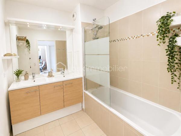🔥 RARE SUR LE SECTEUR – SUPERBE 3 PIÈCES AVEC BALCON, DOMOTIQUE & DOUBLE PARKING – RÉSIDENCE STANDING 2015 🔥

📍 LIVRY-GARGAN – Secteur recherché – Résidence récente sécurisée – Calme absolu

Situé dans une résidence récente de standing datant de 2015, en deuxième position dans une rue calme et résidentielle de Livry-Gargan, découvrez ce magnifique appartement 3 pièces situé au 1er étage, offrant un cadre de vie exceptionnel, sans nuisance sonore et sans aucun vis-à-vis.

Dès l’entrée, vous serez séduits par la qualité des prestations, la luminosité, les nombreux rangements sur mesure et l’atmosphère chaleureuse de cet appartement décoré avec goût.

✨ Un véritable appartement “clé en main”, parfaitement entretenu, où aucun travaux n’est à prévoir.

La résidence bénéficie d’une sécurisation premium avec :
✔ Digicode
✔ Triple accès sécurisé
✔ Vidéosurveillance
✔ Parking sécurisé en sous-sol

L’appartement se compose d’un bel espace de vie lumineux avec cuisine moderne vendue entièrement équipée, ouvrant sur un superbe balcon d’environ 8 m², idéal pour profiter des beaux jours, recevoir des amis ou simplement savourer le calme environnant.

🌿 Véritable atout rare : la vue donne directement sur les jardins privatifs de la copropriété, totalement inaccessibles aux résidents, offrant ainsi une tranquillité exceptionnelle, sans passage ni nuisance.

🌿 LES PLUS QUI FONT LA DIFFÉRENCE :

• Vue dégagée sur jardins privatifs inaccessibles
• Aucun vis-à-vis
• Aucun bruit
• Résidence récente et recherchée
• Très bon DPE : C
• Système de domotique intégré
• Volets roulants électriques dans tout l’appartement
• Double vitrage récent
• Fenêtres du séjour et de la cuisine remplacées en avril 2026
• Nombreux placards et espaces de rangement
• Appartement lumineux et parfaitement optimisé
• Prestations modernes et soignées

🚗 Deux places de parking privatives en sous-sol complètent ce bien rare sur le secteur.

💰 Charges de copropriété : 627 € par trimestre (environ 209 €/mois) comprenant notamment :
• Eau froide
• Eau chaude
• Entretien des parties communes
• Sécurisation de la résidence
• Compteurs individuels

🧾 Taxe foncière : 1 877 €

📈 Bien extrêmement recherché sur le secteur de Livry-Gargan, idéal pour :
✔ Jeune couple
✔ Famille
✔ Primo-accédant
✔ Investisseur
✔ Résidence principale haut de gamme

⚡ Opportunité rare sur le marché avec prestations modernes, résidence récente, double parking, extérieur exploitable et calme absolu.

📞 Une visite s’impose rapidement.

Julien Monteleone
Manager BSK Immobilier
📱 07 71 32 69 50