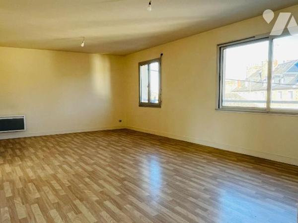 A vendre, en plein coeur d'AVRANCHES, un appartement en copropriété situé au 2ème étage d'une r...